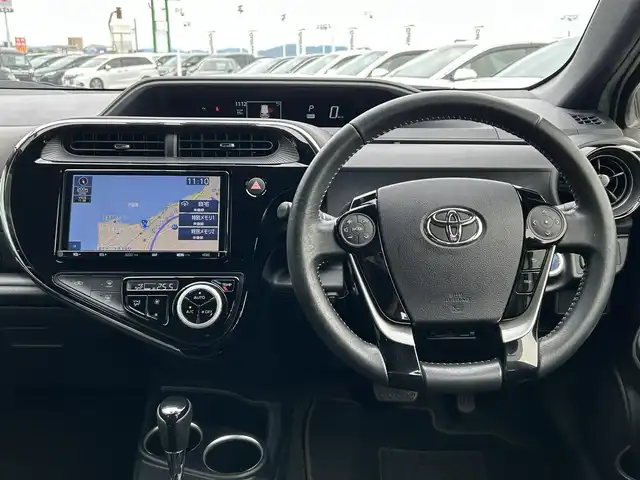 トヨタ アクア クロスオーバー 島根県 2018(平30)年 6.8万km ホワイトパールクリスタルシャイン トヨタセーフティセンス/純正9インチナビ/CD/DVD/DTV/Bluetooth/バックカメラ/LEDオートライト/オートマチックハイビーム /LDA/コーナーセンサー /ドライブレコーダー/ビルトインETC/社外AW付きスタッドレス積込/スマートキー/プッシュスタート /純正フロアマット/ドアバイザー/ハーフレザー調シート/ステアリングスイッチ