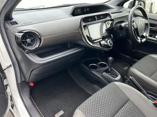 トヨタ アクア クロスオーバー 島根県 2018(平30)年 6.8万km ホワイトパールクリスタルシャイン トヨタセーフティセンス/純正9インチナビ/CD/DVD/DTV/Bluetooth/バックカメラ/LEDオートライト/オートマチックハイビーム /LDA/コーナーセンサー /ドライブレコーダー/ビルトインETC/社外AW付きスタッドレス積込/スマートキー/プッシュスタート /純正フロアマット/ドアバイザー/ハーフレザー調シート/ステアリングスイッチ