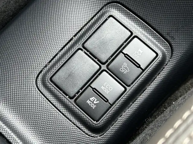 トヨタ アクア クロスオーバー 島根県 2018(平30)年 6.8万km ホワイトパールクリスタルシャイン トヨタセーフティセンス/純正9インチナビ/CD/DVD/DTV/Bluetooth/バックカメラ/LEDオートライト/オートマチックハイビーム /LDA/コーナーセンサー /ドライブレコーダー/ビルトインETC/社外AW付きスタッドレス積込/スマートキー/プッシュスタート /純正フロアマット/ドアバイザー/ハーフレザー調シート/ステアリングスイッチ