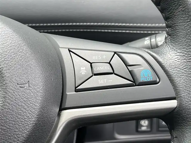 日産 セレナ ハイウェイスター Vセレクション 香川県 2018(平30)年 3.8万km ダイヤモンドブラック 登録時走行距離：37986km/ディーラー純正SDナビ/　MSV フルセグTV/純正フリップダウンモニター/両側パワースライドドア/エマージェンシーブレーキ/レーンキープアシスト/レーダークルーズコントロール/クリアランスソナー/アイドリングストップ/横滑り防止装置/オートホールド機能付き電子パーキングブレーキ/ロールサンシェード/ISOFIX/ETC/純正ドライブレコーダー/デジタルインナーミラー/プッシュスタート/スマートキー