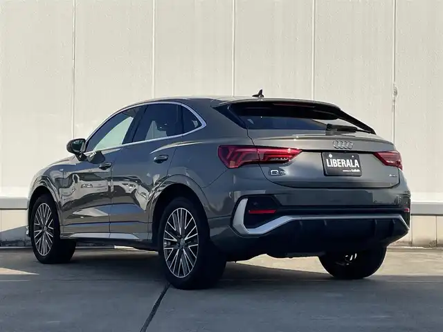アウディ Ｑ３ 東京都 2020(令2)年 3.5万km グレー プレセンスフロント/ドライブセレクト/クローム枠付クロームハニカムメッシュフロントグリル/左右開口部ガンメタリック加飾付下部ボディ同色フロントエアロバンパー/ボディ同色ドアミラー/クロームサイドウインドウモール/ボディ同色ホイールアーチモール/クローム加飾付ボディ同色サイドシルプロテクター/下部クローム加飾入ディフューザー付エアロバンパー/235/50R19タイヤ/19インチ5本マルチスポークグラファイトグレー塗装アルミホイール/マットブラッシュアルミニウムダークインパネ加飾/「S」ロゴ入りクローム加飾付ディンブル革巻きステアリングホイール/バーチャルコックピット(10.25インチフル液晶メーター)/「S」ロゴ入ブラックスプリントクロス/合皮コンビシート/スポーツシート(前席)/アームレスト/Applecarpley/AndroidAuto/電動リアゲート/ブラックヘッドライニング