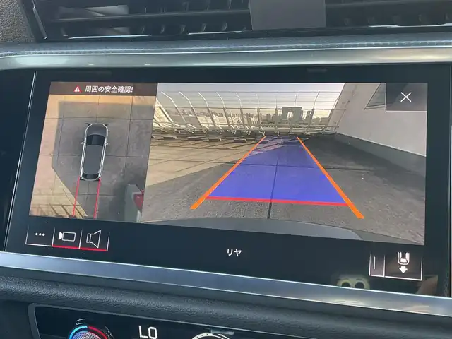 アウディ Ｑ３ 東京都 2020(令2)年 3.5万km グレー プレセンスフロント/ドライブセレクト/クローム枠付クロームハニカムメッシュフロントグリル/左右開口部ガンメタリック加飾付下部ボディ同色フロントエアロバンパー/ボディ同色ドアミラー/クロームサイドウインドウモール/ボディ同色ホイールアーチモール/クローム加飾付ボディ同色サイドシルプロテクター/下部クローム加飾入ディフューザー付エアロバンパー/235/50R19タイヤ/19インチ5本マルチスポークグラファイトグレー塗装アルミホイール/マットブラッシュアルミニウムダークインパネ加飾/「S」ロゴ入りクローム加飾付ディンブル革巻きステアリングホイール/バーチャルコックピット(10.25インチフル液晶メーター)/「S」ロゴ入ブラックスプリントクロス/合皮コンビシート/スポーツシート(前席)/アームレスト/Applecarpley/AndroidAuto/電動リアゲート/ブラックヘッドライニング