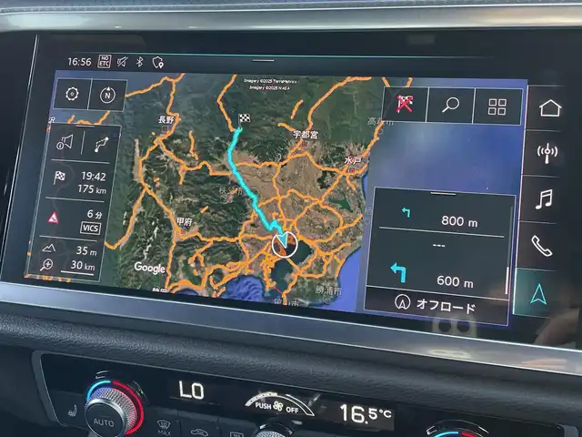 アウディ Ｑ３ 東京都 2020(令2)年 3.5万km グレー プレセンスフロント/ドライブセレクト/クローム枠付クロームハニカムメッシュフロントグリル/左右開口部ガンメタリック加飾付下部ボディ同色フロントエアロバンパー/ボディ同色ドアミラー/クロームサイドウインドウモール/ボディ同色ホイールアーチモール/クローム加飾付ボディ同色サイドシルプロテクター/下部クローム加飾入ディフューザー付エアロバンパー/235/50R19タイヤ/19インチ5本マルチスポークグラファイトグレー塗装アルミホイール/マットブラッシュアルミニウムダークインパネ加飾/「S」ロゴ入りクローム加飾付ディンブル革巻きステアリングホイール/バーチャルコックピット(10.25インチフル液晶メーター)/「S」ロゴ入ブラックスプリントクロス/合皮コンビシート/スポーツシート(前席)/アームレスト/Applecarpley/AndroidAuto/電動リアゲート/ブラックヘッドライニング
