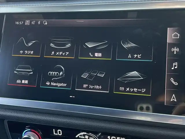 アウディ Ｑ３ 東京都 2020(令2)年 3.5万km グレー プレセンスフロント/ドライブセレクト/クローム枠付クロームハニカムメッシュフロントグリル/左右開口部ガンメタリック加飾付下部ボディ同色フロントエアロバンパー/ボディ同色ドアミラー/クロームサイドウインドウモール/ボディ同色ホイールアーチモール/クローム加飾付ボディ同色サイドシルプロテクター/下部クローム加飾入ディフューザー付エアロバンパー/235/50R19タイヤ/19インチ5本マルチスポークグラファイトグレー塗装アルミホイール/マットブラッシュアルミニウムダークインパネ加飾/「S」ロゴ入りクローム加飾付ディンブル革巻きステアリングホイール/バーチャルコックピット(10.25インチフル液晶メーター)/「S」ロゴ入ブラックスプリントクロス/合皮コンビシート/スポーツシート(前席)/アームレスト/Applecarpley/AndroidAuto/電動リアゲート/ブラックヘッドライニング