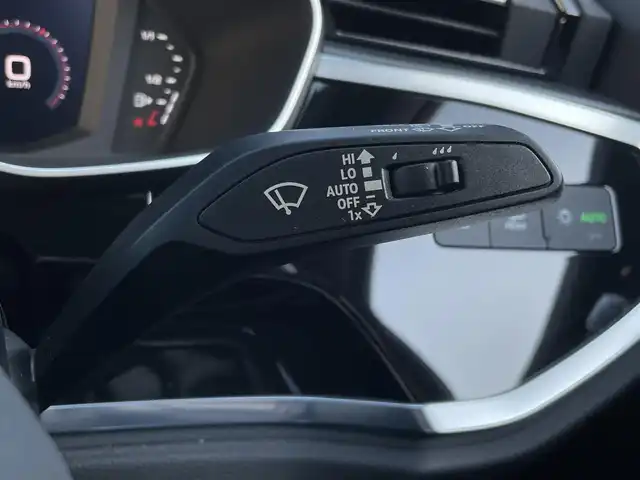 アウディ Ｑ３ 東京都 2020(令2)年 3.5万km グレー プレセンスフロント/ドライブセレクト/クローム枠付クロームハニカムメッシュフロントグリル/左右開口部ガンメタリック加飾付下部ボディ同色フロントエアロバンパー/ボディ同色ドアミラー/クロームサイドウインドウモール/ボディ同色ホイールアーチモール/クローム加飾付ボディ同色サイドシルプロテクター/下部クローム加飾入ディフューザー付エアロバンパー/235/50R19タイヤ/19インチ5本マルチスポークグラファイトグレー塗装アルミホイール/マットブラッシュアルミニウムダークインパネ加飾/「S」ロゴ入りクローム加飾付ディンブル革巻きステアリングホイール/バーチャルコックピット(10.25インチフル液晶メーター)/「S」ロゴ入ブラックスプリントクロス/合皮コンビシート/スポーツシート(前席)/アームレスト/Applecarpley/AndroidAuto/電動リアゲート/ブラックヘッドライニング