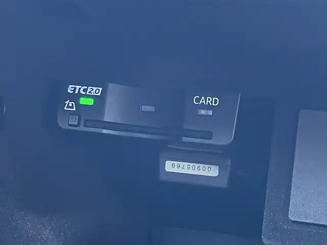 アウディ Ｑ３ 東京都 2020(令2)年 3.5万km グレー プレセンスフロント/ドライブセレクト/クローム枠付クロームハニカムメッシュフロントグリル/左右開口部ガンメタリック加飾付下部ボディ同色フロントエアロバンパー/ボディ同色ドアミラー/クロームサイドウインドウモール/ボディ同色ホイールアーチモール/クローム加飾付ボディ同色サイドシルプロテクター/下部クローム加飾入ディフューザー付エアロバンパー/235/50R19タイヤ/19インチ5本マルチスポークグラファイトグレー塗装アルミホイール/マットブラッシュアルミニウムダークインパネ加飾/「S」ロゴ入りクローム加飾付ディンブル革巻きステアリングホイール/バーチャルコックピット(10.25インチフル液晶メーター)/「S」ロゴ入ブラックスプリントクロス/合皮コンビシート/スポーツシート(前席)/アームレスト/Applecarpley/AndroidAuto/電動リアゲート/ブラックヘッドライニング
