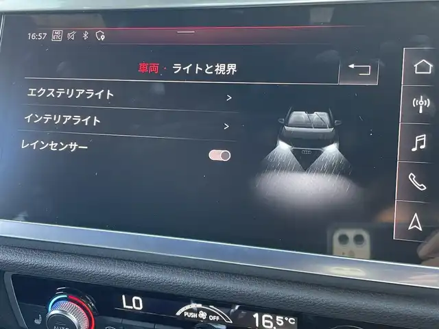 アウディ Ｑ３ 東京都 2020(令2)年 3.5万km グレー プレセンスフロント/ドライブセレクト/クローム枠付クロームハニカムメッシュフロントグリル/左右開口部ガンメタリック加飾付下部ボディ同色フロントエアロバンパー/ボディ同色ドアミラー/クロームサイドウインドウモール/ボディ同色ホイールアーチモール/クローム加飾付ボディ同色サイドシルプロテクター/下部クローム加飾入ディフューザー付エアロバンパー/235/50R19タイヤ/19インチ5本マルチスポークグラファイトグレー塗装アルミホイール/マットブラッシュアルミニウムダークインパネ加飾/「S」ロゴ入りクローム加飾付ディンブル革巻きステアリングホイール/バーチャルコックピット(10.25インチフル液晶メーター)/「S」ロゴ入ブラックスプリントクロス/合皮コンビシート/スポーツシート(前席)/アームレスト/Applecarpley/AndroidAuto/電動リアゲート/ブラックヘッドライニング