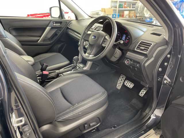 スバル フォレスター S－リミテッド 道央・札幌 2015(平27)年 5万km ダークグレーメタリック ・4WD/アイサイトver.3/・ルーフレール/・純正SDナビ/　　（AM/FM/CD/DVD/BT/フルセグ）/・バックカメラ/・オートライト/HIDヘッドライト/・ハーフレザーシート/・運転席/助手席シートヒーター/・運転席/助手席パワーシート/・追従クルーズコントロール/・先行車発進お知らせ/・プリクラッシュブレーキ/・アクティブレーンキープ（車線逸脱抑制）/・パドルシフト/・X-MODE/・ETC