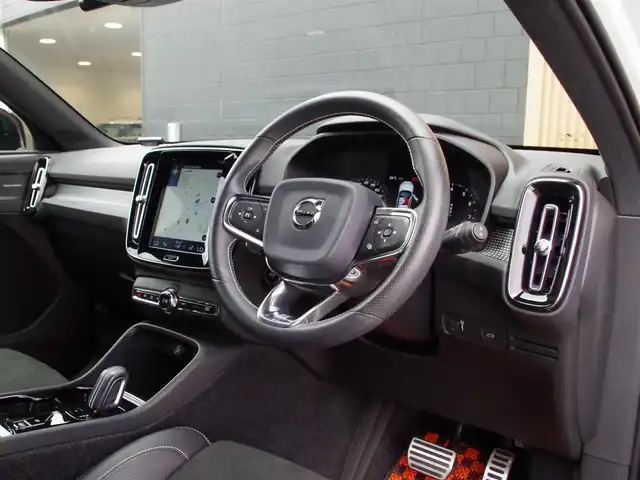 ボルボ ＸＣ４０ T4 AWD Rデザイン 埼玉県 2019(平31)年 3.7万km パール ブラックハーフレザーシート/アダプティブクルーズコントロール/インテリセーフ/harman/kardon/CarPlay/パークセンサー/ブラインドスポットモニター/全周囲カメラ/純正ナビ/ドラレコ/ETC/フルセグTV/シートヒーター/シートポジションメモリー機能