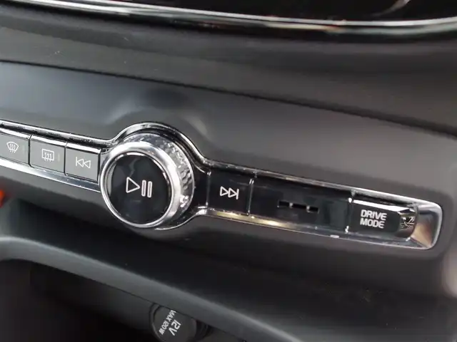 ボルボ ＸＣ４０ T4 AWD Rデザイン 埼玉県 2019(平31)年 3.7万km パール ブラックハーフレザーシート/アダプティブクルーズコントロール/インテリセーフ/harman/kardon/CarPlay/パークセンサー/ブラインドスポットモニター/全周囲カメラ/純正ナビ/ドラレコ/ETC/フルセグTV/シートヒーター/シートポジションメモリー機能
