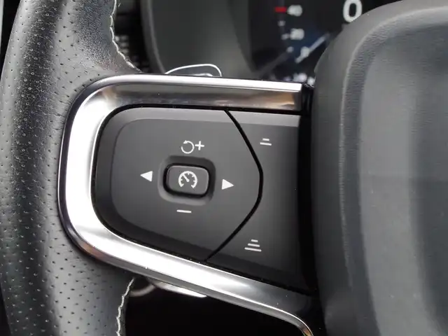ボルボ ＸＣ４０ T4 AWD Rデザイン 埼玉県 2019(平31)年 3.7万km パール ブラックハーフレザーシート/アダプティブクルーズコントロール/インテリセーフ/harman/kardon/CarPlay/パークセンサー/ブラインドスポットモニター/全周囲カメラ/純正ナビ/ドラレコ/ETC/フルセグTV/シートヒーター/シートポジションメモリー機能