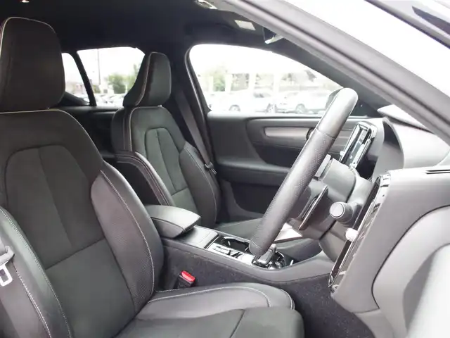 ボルボ ＸＣ４０ T4 AWD Rデザイン 埼玉県 2019(平31)年 3.7万km パール ブラックハーフレザーシート/アダプティブクルーズコントロール/インテリセーフ/harman/kardon/CarPlay/パークセンサー/ブラインドスポットモニター/全周囲カメラ/純正ナビ/ドラレコ/ETC/フルセグTV/シートヒーター/シートポジションメモリー機能