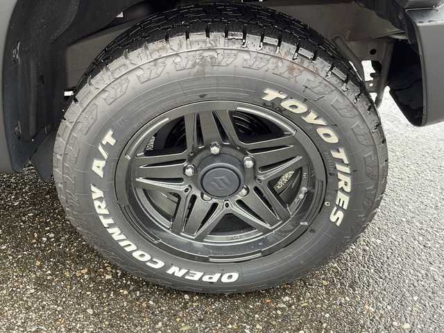 スズキ ジムニー シエラ JC 福井県 2023(令5)年 1万km ミディアムグレー 4WD/社外ディスプレイオーディオ/（Apple CarPlay）/プリクラッシュセーフティ/レーンキープアシスト/クルーズコントロール/純正16インチアルミホイール/背面タイヤ/LEDヘッドライト/フォグランプ/シートヒーター /アイドリングストップ/電動格納ミラー/オートライト/プッシュスタート/スマートキー/保証書/取扱説明書