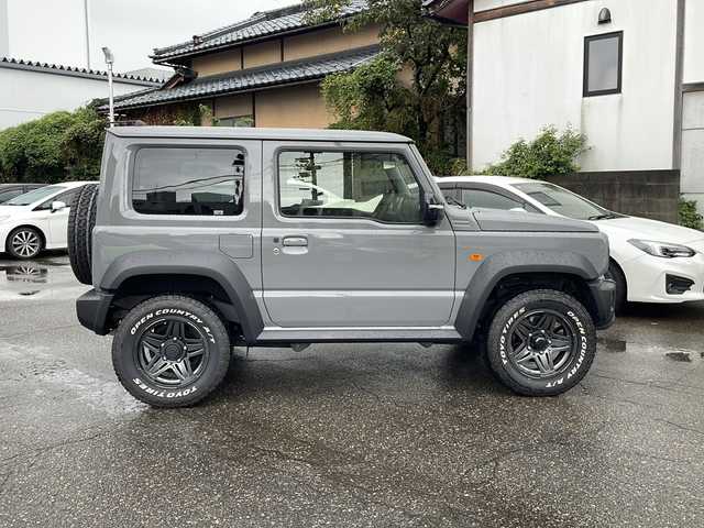 スズキ ジムニー シエラ JC 福井県 2023(令5)年 1万km ミディアムグレー 4WD/社外ディスプレイオーディオ/（Apple CarPlay）/プリクラッシュセーフティ/レーンキープアシスト/クルーズコントロール/純正16インチアルミホイール/背面タイヤ/LEDヘッドライト/フォグランプ/シートヒーター /アイドリングストップ/電動格納ミラー/オートライト/プッシュスタート/スマートキー/保証書/取扱説明書