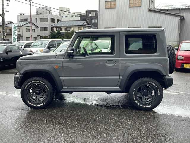 スズキ ジムニー シエラ JC 福井県 2023(令5)年 1万km ミディアムグレー 4WD/社外ディスプレイオーディオ/（Apple CarPlay）/プリクラッシュセーフティ/レーンキープアシスト/クルーズコントロール/純正16インチアルミホイール/背面タイヤ/LEDヘッドライト/フォグランプ/シートヒーター /アイドリングストップ/電動格納ミラー/オートライト/プッシュスタート/スマートキー/保証書/取扱説明書