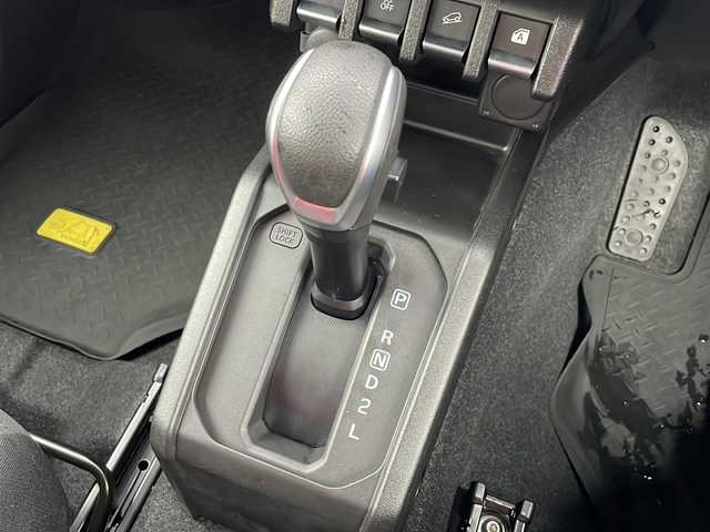 スズキ ジムニー シエラ JC 福井県 2023(令5)年 1万km ミディアムグレー 4WD/社外ディスプレイオーディオ/（Apple CarPlay）/プリクラッシュセーフティ/レーンキープアシスト/クルーズコントロール/純正16インチアルミホイール/背面タイヤ/LEDヘッドライト/フォグランプ/シートヒーター /アイドリングストップ/電動格納ミラー/オートライト/プッシュスタート/スマートキー/保証書/取扱説明書