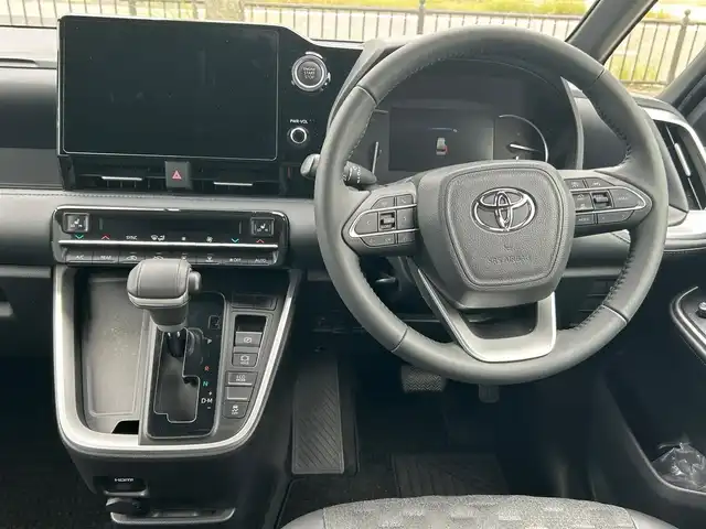 トヨタ ヴォクシー S－Z 大阪府 2022(令4)年 3.7万km アティチュードブラックマイカ 純正１０．５インチナビ/   フルセグTV/CD/DVD/Bluetooth/USB/バックモニター/衝突軽減ブレーキ/コーナセンサー/前席シートヒーター/両側パワースライドドア/レーダークルーズコントロール/レーンキープアシスト/前後ドライブレコーダー/オートマチックハイビーム/純正17インチアルミホイール/ハーフレザーシート/純正フロアマット/プッシュスタート/スマートキー/ＥＴＣ/ＬＥＤライト/禁煙車