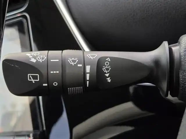 トヨタ プリウス S 鹿児島県 2016(平28)年 6.7万km ホワイトパールクリスタルシャイン Ｂｅｓｔｉ車高調　/ＦＩＲＥＮＺＥアルミホイール（１９インチ）　/社外ハンドル　/社外リアトランクスポイラー　/社外スポイラー（フロント／サイド）　/フロントガラスオーロラフィルム施工　/フェンダー曲げ加工/ALPINEナビ(X9S)/ビルトインETC/Bluetoothオーディオ/フルセグテレビ/バックカメラ/プッシュスタート/スマートキー/前後コーナーセンサー/横滑り防止装置/LEDヘッドライト/カーテンエアバッグ/エアバッグ(W+サイド)