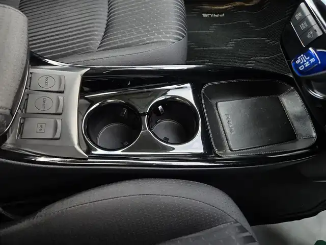 トヨタ プリウス S 鹿児島県 2016(平28)年 6.7万km ホワイトパールクリスタルシャイン Ｂｅｓｔｉ車高調　/ＦＩＲＥＮＺＥアルミホイール（１９インチ）　/社外ハンドル　/社外リアトランクスポイラー　/社外スポイラー（フロント／サイド）　/フロントガラスオーロラフィルム施工　/フェンダー曲げ加工/ALPINEナビ(X9S)/ビルトインETC/Bluetoothオーディオ/フルセグテレビ/バックカメラ/プッシュスタート/スマートキー/前後コーナーセンサー/横滑り防止装置/LEDヘッドライト/カーテンエアバッグ/エアバッグ(W+サイド)