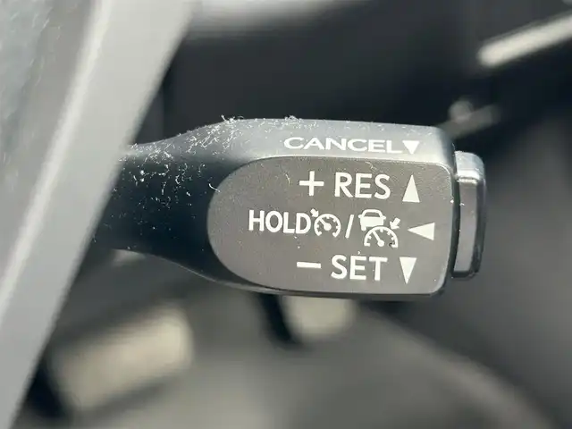 トヨタ Ｃ－ＨＲ G 奈良県 2018(平30)年 4.3万km ホワイトパールクリスタルシャイン フルセグナビ（ＮＳＺＴ－Ｙ６６Ｔ）　/ＨＤＭＩ　/ＣＤ／ＤＶＤ　/ＵＳＢ　/バックカメラ　/ビルトインＥＴＣ　/スペアキー　/レーダークルーズコントロール　/デジタルインナーミラー　/ブラインドスポットモニター　/前後ドライブレコーダー　/電動パーキングブレーキ　/ブレーキホールド　/フロアマット　/ハーフレザーシート　/シートヒーター　/純正アルミホイール　/TRDエアロ