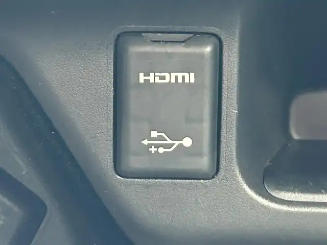 トヨタ Ｃ－ＨＲ G 奈良県 2018(平30)年 4.3万km ホワイトパールクリスタルシャイン フルセグナビ（ＮＳＺＴ－Ｙ６６Ｔ）　/ＨＤＭＩ　/ＣＤ／ＤＶＤ　/ＵＳＢ　/バックカメラ　/ビルトインＥＴＣ　/スペアキー　/レーダークルーズコントロール　/デジタルインナーミラー　/ブラインドスポットモニター　/前後ドライブレコーダー　/電動パーキングブレーキ　/ブレーキホールド　/フロアマット　/ハーフレザーシート　/シートヒーター　/純正アルミホイール　/TRDエアロ