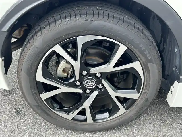 トヨタ Ｃ－ＨＲ G 奈良県 2018(平30)年 4.3万km ホワイトパールクリスタルシャイン フルセグナビ（ＮＳＺＴ－Ｙ６６Ｔ）　/ＨＤＭＩ　/ＣＤ／ＤＶＤ　/ＵＳＢ　/バックカメラ　/ビルトインＥＴＣ　/スペアキー　/レーダークルーズコントロール　/デジタルインナーミラー　/ブラインドスポットモニター　/前後ドライブレコーダー　/電動パーキングブレーキ　/ブレーキホールド　/フロアマット　/ハーフレザーシート　/シートヒーター　/純正アルミホイール　/TRDエアロ