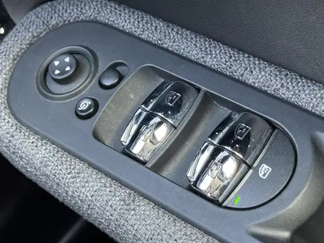 ＭＩＮＩ ＢＭＷ ミニ クロスオーバー クーパー D エッセンシャルトリム 静岡県 2022(令4)年 3.4万km MINI Yoursエニグマティックブラック ワンオーナー/ペッパーパッケージ/・ストレージコンパートメントパッケージ/・MINIエキサイトメントパッケージ/・レインセンサー（自動ドライビングライト付き）/・ライトパッケージ/・コンフォートアクセスシステム/ハーフレザーシート/純正ディスプレイオーディオ/(Bluetooth/CarPlay)/インテリジェントセーフティ/バックカメラ/クルーズコントロール/PDC/シートヒーター/ETC/フロアマット/社外16インチアルミホイール(MAK)/保証書/取扱説明書/スペアキー/フロントフォグランプ/純正AW/サマータイヤ有り（225/55R17）