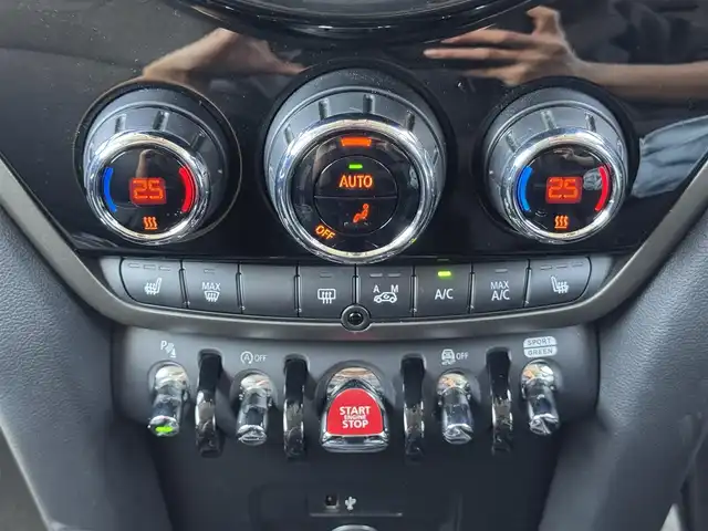 ＭＩＮＩ ＢＭＷ ミニ クロスオーバー クーパー D エッセンシャルトリム 静岡県 2022(令4)年 3.4万km MINI Yoursエニグマティックブラック ワンオーナー/ペッパーパッケージ/・ストレージコンパートメントパッケージ/・MINIエキサイトメントパッケージ/・レインセンサー（自動ドライビングライト付き）/・ライトパッケージ/・コンフォートアクセスシステム/ハーフレザーシート/純正ディスプレイオーディオ/(Bluetooth/CarPlay)/インテリジェントセーフティ/バックカメラ/クルーズコントロール/PDC/シートヒーター/ETC/フロアマット/社外16インチアルミホイール(MAK)/保証書/取扱説明書/スペアキー/フロントフォグランプ/純正AW/サマータイヤ有り（225/55R17）