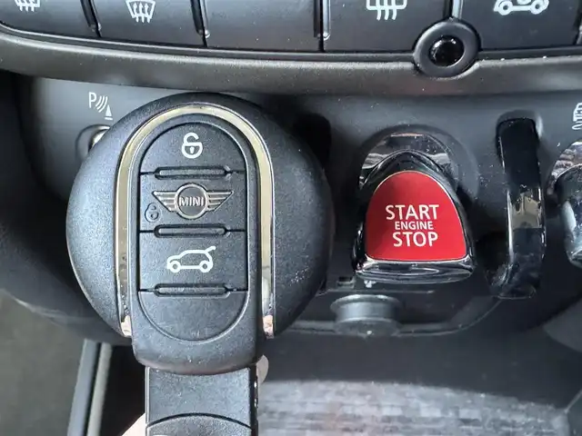 ＭＩＮＩ ＢＭＷ ミニ クロスオーバー クーパー D エッセンシャルトリム 静岡県 2022(令4)年 3.4万km MINI Yoursエニグマティックブラック ワンオーナー/ペッパーパッケージ/・ストレージコンパートメントパッケージ/・MINIエキサイトメントパッケージ/・レインセンサー（自動ドライビングライト付き）/・ライトパッケージ/・コンフォートアクセスシステム/ハーフレザーシート/純正ディスプレイオーディオ/(Bluetooth/CarPlay)/インテリジェントセーフティ/バックカメラ/クルーズコントロール/PDC/シートヒーター/ETC/フロアマット/社外16インチアルミホイール(MAK)/保証書/取扱説明書/スペアキー/フロントフォグランプ/純正AW/サマータイヤ有り（225/55R17）