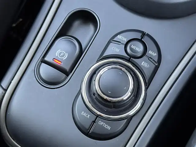 ＭＩＮＩ ＢＭＷ ミニ クロスオーバー クーパー D エッセンシャルトリム 静岡県 2022(令4)年 3.4万km MINI Yoursエニグマティックブラック ワンオーナー/ペッパーパッケージ/・ストレージコンパートメントパッケージ/・MINIエキサイトメントパッケージ/・レインセンサー（自動ドライビングライト付き）/・ライトパッケージ/・コンフォートアクセスシステム/ハーフレザーシート/純正ディスプレイオーディオ/(Bluetooth/CarPlay)/インテリジェントセーフティ/バックカメラ/クルーズコントロール/PDC/シートヒーター/ETC/フロアマット/社外16インチアルミホイール(MAK)/保証書/取扱説明書/スペアキー/フロントフォグランプ/純正AW/サマータイヤ有り（225/55R17）