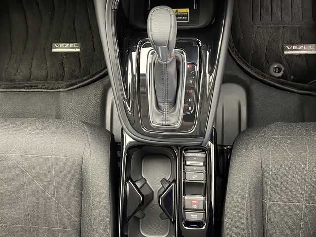 ホンダ ヴェゼル ハイブリッド e:HEV X 長野県 2023(令5)年 2.6万km プラチナホワイトパール 4WD/純正ナビ　/（フルセグ/Bluetooth/USB/AM/FM）/バックカメラ/ビルトインＥＴＣ2.0/衝突軽減ブレーキ/レーンキープアシスト/レーダークルーズコントロール/前後コーナーセンサー/踏み間違い防止/ＬＥＤヘッドライト/前席シートヒーター/ダウンヒルアシストコントロール/置くだけ充電/電子パーキングブレーキ/ステアリングスイッチ/パドルシフト/ドライブモード/取扱説明書/スペアキー