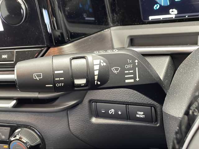 日産 オーラ G レザーエディション 千葉県 2023(令5)年 1.9万km ピュアホワイトパール プロパイロット/　衝突被害軽減システム/コーナーセンサー（前後）/　ブラインドスポットモニター/レーンキープアシスト/　レーダークルーズコントロール/横滑り防止/　オートライト/LEDヘッドライト/デジタルインナーミラー/BOSEサウンド/ワイヤレス充電/純正メモリナビ/　（Bluetooth/USB/フルセグTV）/車外カメラ/　（バック/全方位）/純正ビルトインETC2.0/純正ドライブレコーダー（前方のみ）/シートヒーター（D/N席）/純正フロアマット/パワーステアリング/ステアリングヒーター/純正17インチアルミホイール
