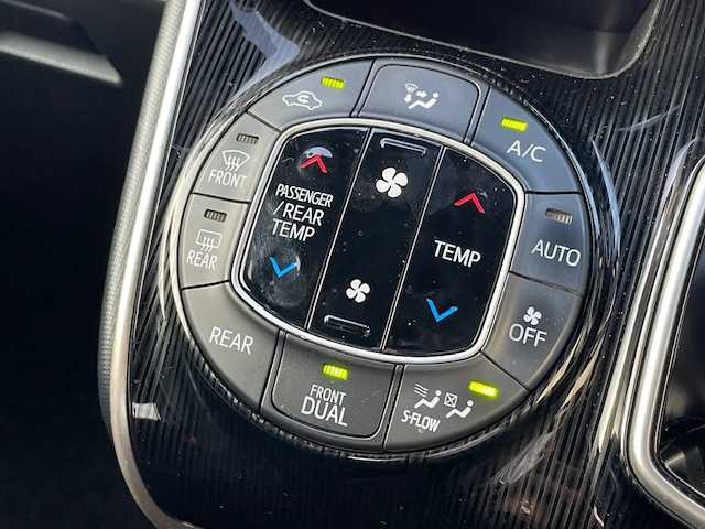 トヨタ エスクァイア ハイブリッド Gi ブラックテーラード 茨城県 2016(平28)年 10.8万km スパークリングブラックパールクリスタルシャイン 純正ＳＤナビ/（FM/AM/フルセグTV/BT)/トヨタセーフティセンス/-衝突被害軽減ブレーキ/-レーンディパーチャーアラート/-オートマチックハイビーム/バックモニター/ビルトインETC/フリップダウンモニター/D席N席シートヒーター/両側パワースライドドア/クルーズコントロール/純正アルミホイール/純正フロアマット