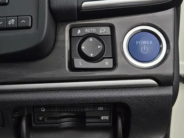 トヨタ クラウン ハイブリッド アスリートG 鹿児島県 2013(平25)年 7.4万km ホワイトパールクリスタルシャイン ムーンルーフ/レーダークルーズコントロール　/プリクラッシュセーフティ　/純正ＨＤＤナビ　/Ｂｌｕｅｔｏｏｔｈオーディオ　/バックカメラ　/フルセグテレビ　/ＭＴモード付きＡＴ/Ｄ＋Ｎ席パワーシート　/Ｄ＋Ｎ席シートヒーター　/D+N席シートベンチレーション/ステアリングヒーター/前方ドライブレコーダー/LEDヘッドライト/純正アルミホイール(18インチ)/横滑り防止装置/プッシュスタート/スマートキー/カーテンエアバッグ/エアバッグ(W+サイド)