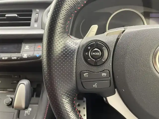 レクサス ＣＴ 200h Fスポーツ 兵庫県 2015(平27)年 8.7万km ホワイトノーヴァガラスフレーク 純正SDナビ/（CD、DVD、SD、BD、BT、フルセグ）/TVキット/前後ドライブレコーダー/バックカメラ/パワーシート/シートヒーター/ビルトインETC２．０/コーナーセンサー/パドルシフト/ACC/LEDヘッドライト/LEDフォグランプ/純正フロアマット/純正バイザー/カードキー×１/純正17インチAW