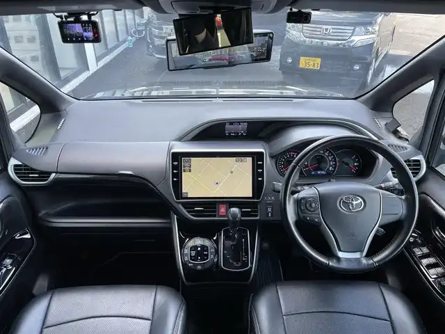 トヨタ ヴォクシー ZS 煌 道央・札幌 2018(平30)年 7.9万km イナズマスパーキングブラックガラスフレーク ４WD/寒冷地仕様/純正ディーラーOPナビ/CD/DVD/BT/フルセグ/衝突被害軽減ブレーキ/横滑り防止装置/クルーズコントロール/レーンキープアシスト/バックカメラ/ビルトインETC/ドライブレコーダー/アイドリングストップ/ECOMODE/デジタルインナーミラー/ワイパーデアイサー/両側パワースライドドア/レザー調シートカバー/革巻きステアリング/ステアリングリモコン/MTモード付AT/レーダー探知機/プッシュスタート/スマートキー/LEDヘッドライト/オートライト/オートハイビーム/フォグランプ/電動格納ミラー/ウィンカーミラー/純正フロアマット/ドアバイザー