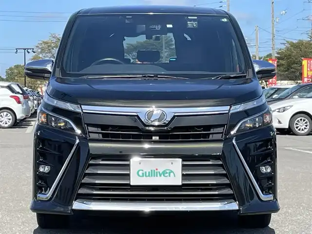 トヨタ ヴォクシー ZS 煌 道央・札幌 2018(平30)年 7.9万km イナズマスパーキングブラックガラスフレーク ４WD/寒冷地仕様/純正ディーラーOPナビ/CD/DVD/BT/フルセグ/衝突被害軽減ブレーキ/横滑り防止装置/クルーズコントロール/レーンキープアシスト/バックカメラ/ビルトインETC/ドライブレコーダー/アイドリングストップ/ECOMODE/デジタルインナーミラー/ワイパーデアイサー/両側パワースライドドア/レザー調シートカバー/革巻きステアリング/ステアリングリモコン/MTモード付AT/レーダー探知機/プッシュスタート/スマートキー/LEDヘッドライト/オートライト/オートハイビーム/フォグランプ/電動格納ミラー/ウィンカーミラー/純正フロアマット/ドアバイザー