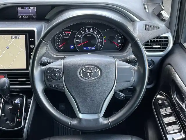 トヨタ ヴォクシー ZS 煌 道央・札幌 2018(平30)年 7.9万km イナズマスパーキングブラックガラスフレーク ４WD/寒冷地仕様/純正ディーラーOPナビ/CD/DVD/BT/フルセグ/衝突被害軽減ブレーキ/横滑り防止装置/クルーズコントロール/レーンキープアシスト/バックカメラ/ビルトインETC/ドライブレコーダー/アイドリングストップ/ECOMODE/デジタルインナーミラー/ワイパーデアイサー/両側パワースライドドア/レザー調シートカバー/革巻きステアリング/ステアリングリモコン/MTモード付AT/レーダー探知機/プッシュスタート/スマートキー/LEDヘッドライト/オートライト/オートハイビーム/フォグランプ/電動格納ミラー/ウィンカーミラー/純正フロアマット/ドアバイザー