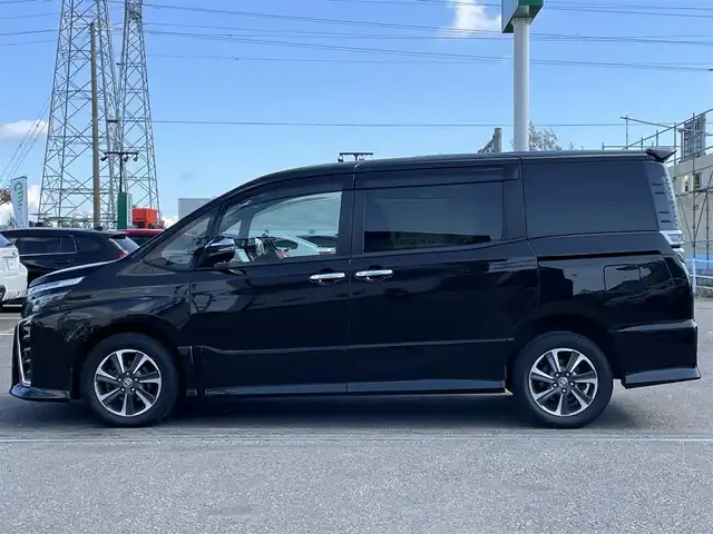 トヨタ ヴォクシー ZS 煌 道央・札幌 2018(平30)年 7.9万km イナズマスパーキングブラックガラスフレーク ４WD/寒冷地仕様/純正ディーラーOPナビ/CD/DVD/BT/フルセグ/衝突被害軽減ブレーキ/横滑り防止装置/クルーズコントロール/レーンキープアシスト/バックカメラ/ビルトインETC/ドライブレコーダー/アイドリングストップ/ECOMODE/デジタルインナーミラー/ワイパーデアイサー/両側パワースライドドア/レザー調シートカバー/革巻きステアリング/ステアリングリモコン/MTモード付AT/レーダー探知機/プッシュスタート/スマートキー/LEDヘッドライト/オートライト/オートハイビーム/フォグランプ/電動格納ミラー/ウィンカーミラー/純正フロアマット/ドアバイザー