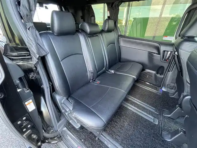 トヨタ ヴォクシー ZS 煌 道央・札幌 2018(平30)年 7.9万km イナズマスパーキングブラックガラスフレーク ４WD/寒冷地仕様/純正ディーラーOPナビ/CD/DVD/BT/フルセグ/衝突被害軽減ブレーキ/横滑り防止装置/クルーズコントロール/レーンキープアシスト/バックカメラ/ビルトインETC/ドライブレコーダー/アイドリングストップ/ECOMODE/デジタルインナーミラー/ワイパーデアイサー/両側パワースライドドア/レザー調シートカバー/革巻きステアリング/ステアリングリモコン/MTモード付AT/レーダー探知機/プッシュスタート/スマートキー/LEDヘッドライト/オートライト/オートハイビーム/フォグランプ/電動格納ミラー/ウィンカーミラー/純正フロアマット/ドアバイザー