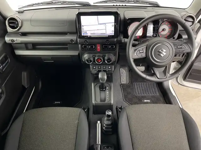 スズキ ジムニー XC 鹿児島県 2023(令5)年 1.1万km ピュアホワイトP 社外9インチメモリナビ/(BT/SD/CD/DVD/Applecarplay/Androidauto/フルセグTV)/衝突軽減ブレーキ/レーダークルーズコントロール/クルーズコントロール/前席シートヒーター/バックカメラ/レーンキープアシスト/オートマチックハイビーム/アイドリングストップ/4WD/ダウンヒルアシストコントロール/ターボ/スペアキー/純正16インチアルミホイール/純正フロアマット/保証書/取扱説明書