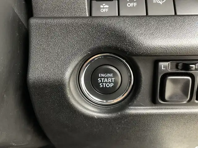 スズキ ジムニー XC 鹿児島県 2023(令5)年 1.1万km ピュアホワイトP 社外9インチメモリナビ/(BT/SD/CD/DVD/Applecarplay/Androidauto/フルセグTV)/衝突軽減ブレーキ/レーダークルーズコントロール/クルーズコントロール/前席シートヒーター/バックカメラ/レーンキープアシスト/オートマチックハイビーム/アイドリングストップ/4WD/ダウンヒルアシストコントロール/ターボ/スペアキー/純正16インチアルミホイール/純正フロアマット/保証書/取扱説明書