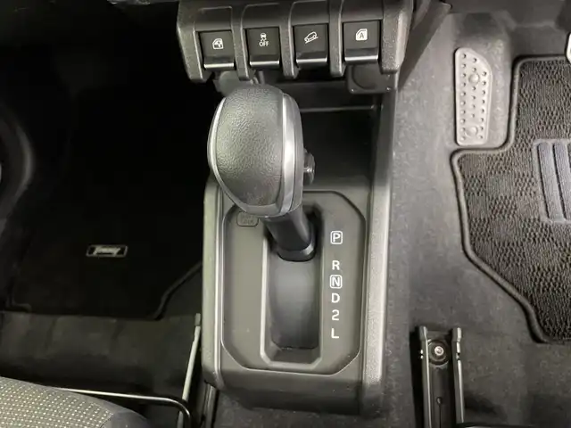 スズキ ジムニー XC 鹿児島県 2023(令5)年 1.1万km ピュアホワイトP 社外9インチメモリナビ/(BT/SD/CD/DVD/Applecarplay/Androidauto/フルセグTV)/衝突軽減ブレーキ/レーダークルーズコントロール/クルーズコントロール/前席シートヒーター/バックカメラ/レーンキープアシスト/オートマチックハイビーム/アイドリングストップ/4WD/ダウンヒルアシストコントロール/ターボ/スペアキー/純正16インチアルミホイール/純正フロアマット/保証書/取扱説明書
