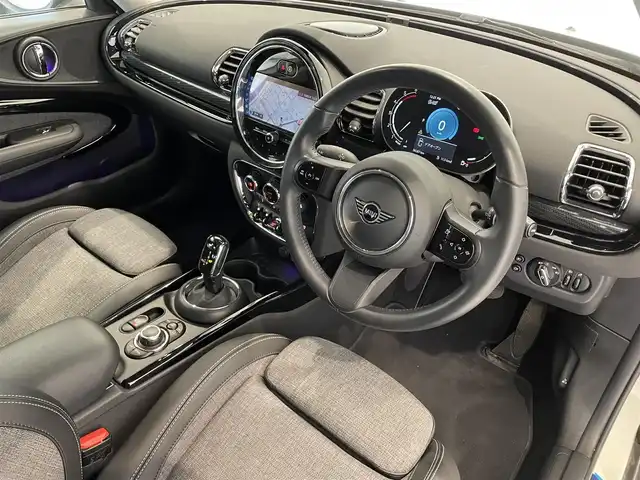 ＭＩＮＩ ＢＭＷ ミニ クラブマン クーパーD 熊本県 2022(令4)年 3.3万km ペッパー・ホワイト ・スマートキー/・プッシュスタート/・インテリジェントセーフティ/・パーキングアシスト/・PDC自動起動/・ハーフレザースポーツシート/・純正HDDナビ/　【Bluetooth・USB】/・バックカメラ/・ETC/・ドライブレコーダー(前後録画)/・LEDヘッドランプ/・LEDフォグランプ/・純正マット
