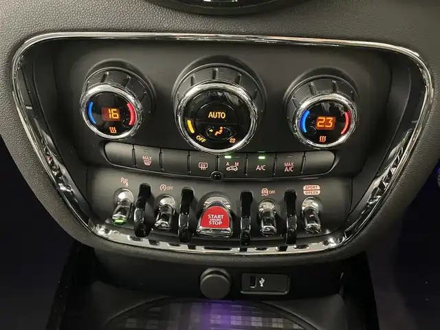 ＭＩＮＩ ＢＭＷ ミニ クラブマン クーパーD 熊本県 2022(令4)年 3.3万km ペッパー・ホワイト ・スマートキー/・プッシュスタート/・インテリジェントセーフティ/・パーキングアシスト/・PDC自動起動/・ハーフレザースポーツシート/・純正HDDナビ/　【Bluetooth・USB】/・バックカメラ/・ETC/・ドライブレコーダー(前後録画)/・LEDヘッドランプ/・LEDフォグランプ/・純正マット
