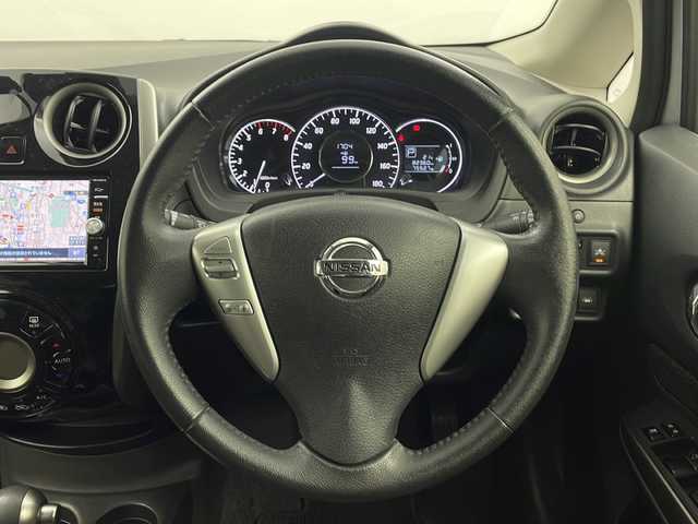 日産 ノート メダリスト X Vセレクション+セーフティⅡ 栃木県 2016(平28)年 8.3万km ブリリアントシルバー 純正メモリーナビ（MC315D-W）/　フルセグTV/Ｂｌｕｅｔｏｏｔｈ/DVD/黒革ハーフシート/セーフティセンスII/横滑り防止装置/全周囲カメラ/コーナーセンサー/ドライブレコーダー/ETC/純正フロアマット/純正ドアバイザー