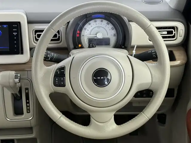 スズキ ラパン X 愛知県 2022(令4)年 1万km フォーンベージュメタリック/ホワイト2トーンルーフ スズキセーフティーサポート/・全方位カメラ/・衝突被害軽減システム/・誤発進抑制機能/・レーンキープアシスト/純正ナビ/（Bluetooth・フルセグテレビ）/前後ドライブレコーダー/ステアリングリモコン/レザー調シートカバー/シートヒーター（D/N）/LEDヘッドライト/コーナーセンサー/純正14インチAW