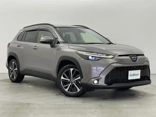 トヨタ カローラ クロス ハイブリッド Z 富山県 2021(令3)年 1.5万km アバンギャルドブロンズメタリック 4WD/純正9型ナビ（AM/FM/BT/Miracast）/フルセグTV/アラウンドビューモニター/パノラマルーフ/寒冷地仕様/プリクラッシュセーフティ/レーダークルーズコントロール/レーンキープアシスト/ブラインドスポットモニター/クリアランスソナー/オートマチックハイビーム/LEDヘッドライト/ハーフレザーシート/前席シートヒーター/ステアリングヒーター/ドライブレコーダー前後/ETC2.0/スマートキー×２/取扱説明書/保証書