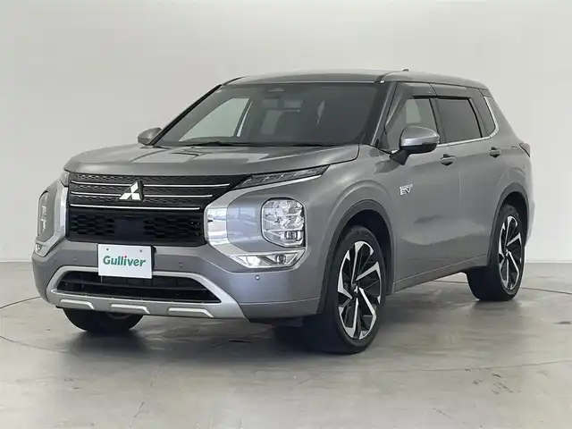 三菱 アウトランダー ＰＨＥＶ P 群馬県 2022(令4)年 6.1万km チタニウムグレーメタリック スマートフォン連携ナビゲーション（9インチWVGAディスプレイ）/＋薄型ディスプレイタイプ＋音声認識＋Bluetooth通信対応/ハンズフリー＆オーディオ機能/・USBポート/・Type-A & C/・AM/FMラジオ＋MP3/WMA/AAC/WAV再生対応/＋地上デジタルTVチューナー＋Apple Car play/Android Auto/・BOSEプレミアムサウンドシステム（9スピーカー） /ワイヤレス充電器/e-Assist/・衝突被害軽減ブレーキシステム（FCM）/・車線逸脱警報システム（LDW）/・レーダークルーズコントロールシステム（ACC）/・誤発進抑制機能（前進＆後退時）（UMS）/レザーシート/・シートヒーターDN席/・パワーシートDN席/BSM/AC100W/充電用USBポート/ステアリングオーディオリモコンスイッチ/取扱説明書/スペアキー