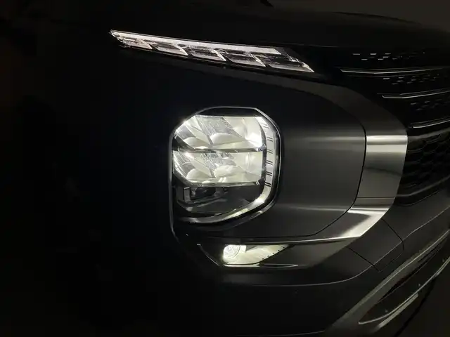 三菱 アウトランダー ＰＨＥＶ P 群馬県 2022(令4)年 6.1万km チタニウムグレーメタリック スマートフォン連携ナビゲーション（9インチWVGAディスプレイ）/＋薄型ディスプレイタイプ＋音声認識＋Bluetooth通信対応/ハンズフリー＆オーディオ機能/・USBポート/・Type-A & C/・AM/FMラジオ＋MP3/WMA/AAC/WAV再生対応/＋地上デジタルTVチューナー＋Apple Car play/Android Auto/・BOSEプレミアムサウンドシステム（9スピーカー） /ワイヤレス充電器/e-Assist/・衝突被害軽減ブレーキシステム（FCM）/・車線逸脱警報システム（LDW）/・レーダークルーズコントロールシステム（ACC）/・誤発進抑制機能（前進＆後退時）（UMS）/レザーシート/・シートヒーターDN席/・パワーシートDN席/BSM/AC100W/充電用USBポート/ステアリングオーディオリモコンスイッチ/取扱説明書/スペアキー